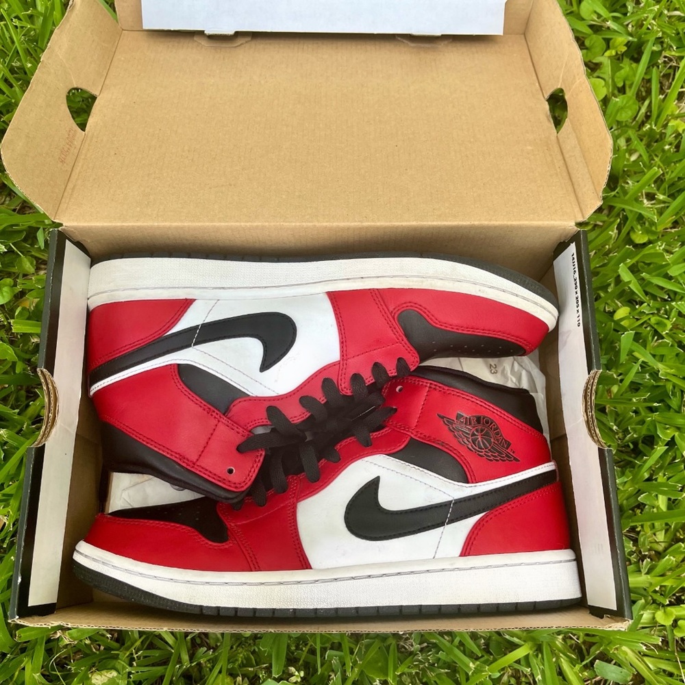 Jordan 1 Mid 'Chicago Black Toe'

Size: M 9/W 10.5